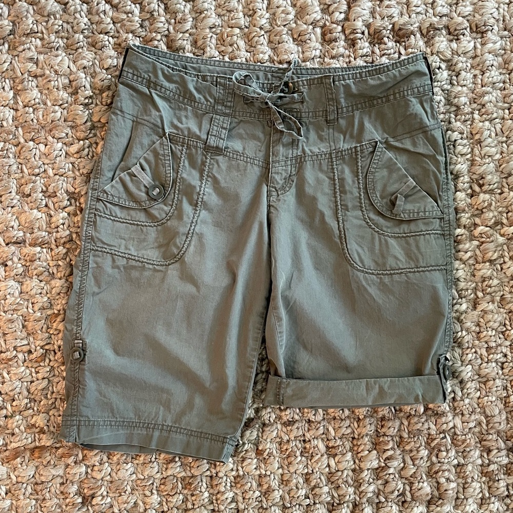Columbia Women’s Cargo Shorts 6 Light Green Drawstring Hiking Outdoor Utility
